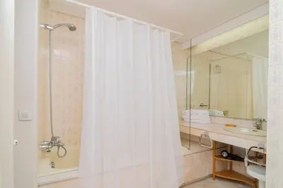 Un baño de Colon Suites