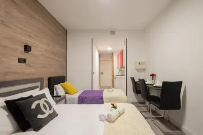Cama o camas de una habitación en Apartamentos Day Madrid GRAN VIA I