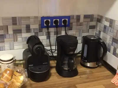 Utensilios para hacer té y café en Serenity Place Tirso Molina