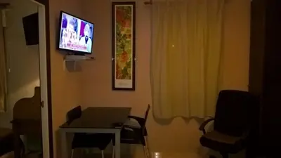 Una televisión o centro de entretenimiento en Reina Victoria Apartaments & SuiteS TPH