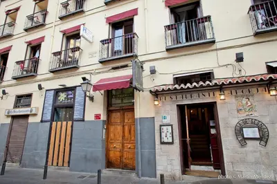 Edificio en el que se encuentra el hostal o pensión