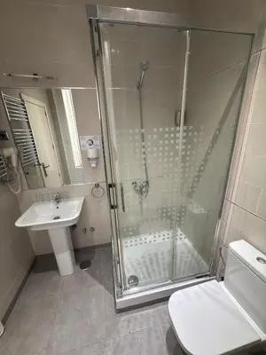 Un baño de Hostal Atocha Almudena Martín