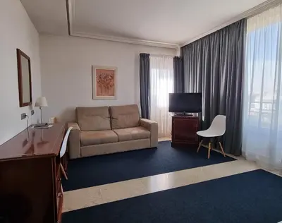 Una televisión o centro de entretenimiento en Hotel Gran Legazpi