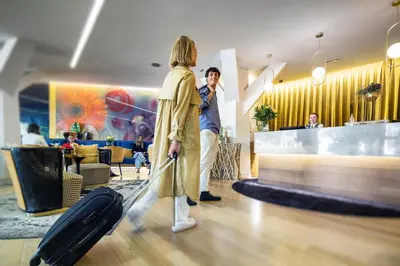 Clientes alojados en Apartosuites Jardines de Sabatini