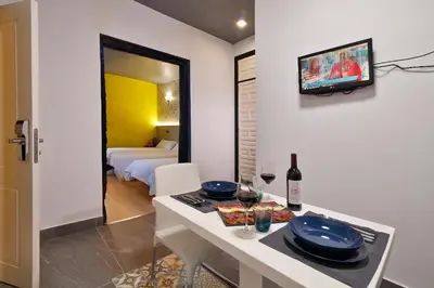 Una televisión o centro de entretenimiento en Apartamentos El Tiempo Madrid