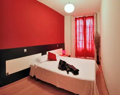 Cama o camas de una habitación en Apartamentos El Tiempo Madrid