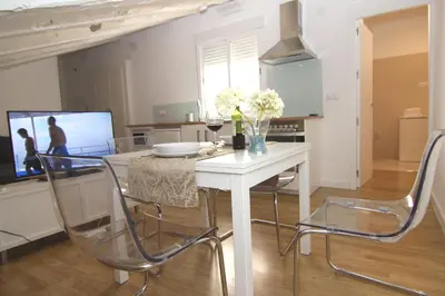 Una televisión o centro de entretenimiento en Apartamento Atico en Puerta del Sol