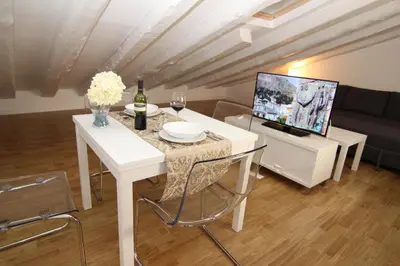 Una televisión o centro de entretenimiento en Apartamento Atico en Puerta del Sol