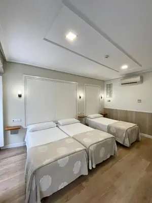 Cama o camas de una habitación en Hostal Madrid