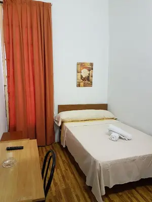 Cama o camas de una habitación en Pensión Berti Madrid