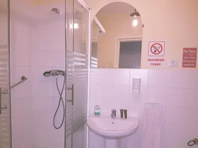 Un baño de Pensión Berti Madrid