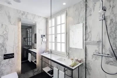 Un baño de DoubleTree by Hilton Madrid-Prado