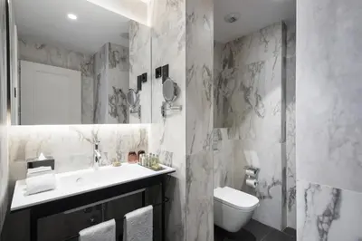 Un baño de DoubleTree by Hilton Madrid-Prado