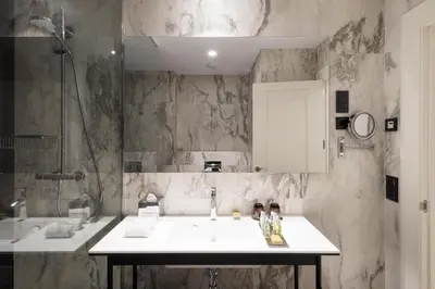 Un baño de DoubleTree by Hilton Madrid-Prado