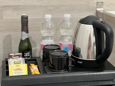 Utensilios para hacer té y café en Hostal Rías Bajas