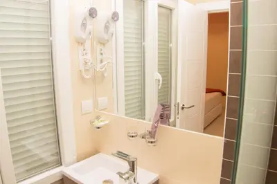 Un baño de Hostal Palacio Madrid