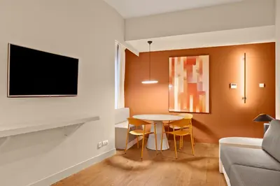 Una televisión o centro de entretenimiento en B&B HOTEL Apartamentos Madrid Centro Fuencarral 46