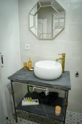 Un baño de W3Inn LA LATINA (Cava Baja 30)