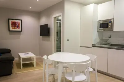 Una cocina o zona de cocina en Arenal Suites Preciados