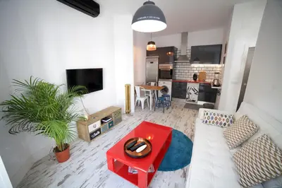 Una televisión o centro de entretenimiento en Apartments Madrid Las Letras