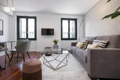 Una televisión o centro de entretenimiento en Apartamento con Estilo en Plaza España - Ubicación Premium