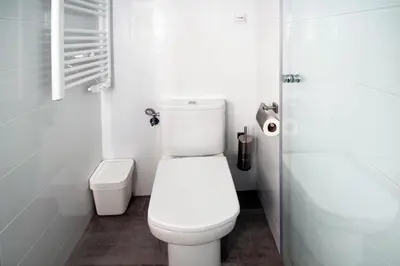 Un baño de Loft las letras