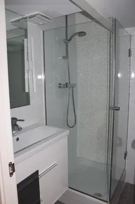 Un baño de Loft las letras