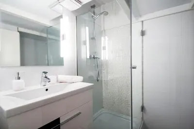 Un baño de Loft las letras