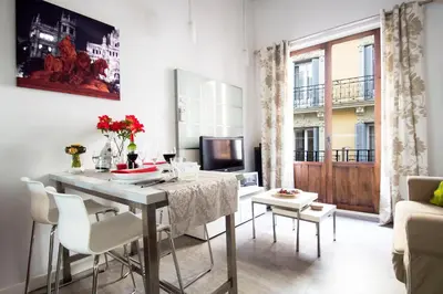 Una televisión o centro de entretenimiento en Loft las letras