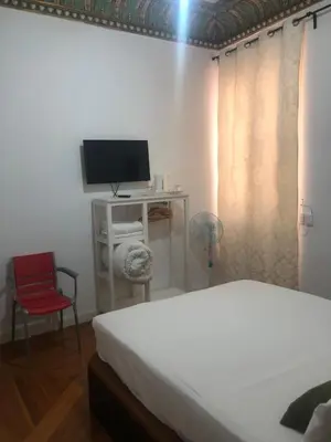Una televisión o centro de entretenimiento en Grand Via House