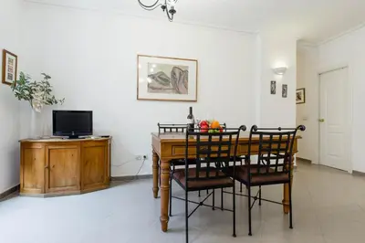 Una televisión o centro de entretenimiento en Apavonia Apartamento Madrid Centro Calle Toledo