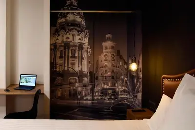 Una televisión o centro de entretenimiento en Woohoo Suites Madrid