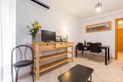 Una televisión o centro de entretenimiento en Apavonia Apartamento 3 dormitorio Distrito Latina Madrid