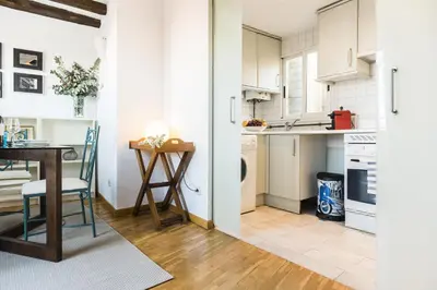 Una cocina o zona de cocina en Waou Plaza Mayor I - Alquiler Corta Duración