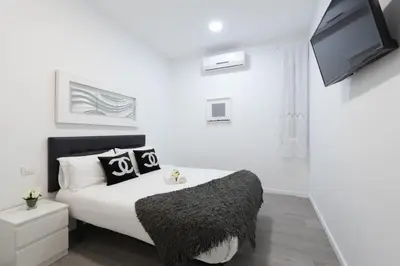 Cama o camas de una habitación en Apartamentos Day Madrid PUERTA DEL SOL