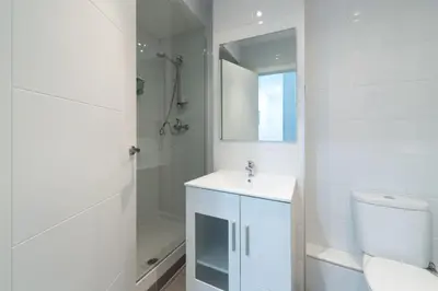 Un baño de Apartamentos Day Madrid PUERTA DEL SOL