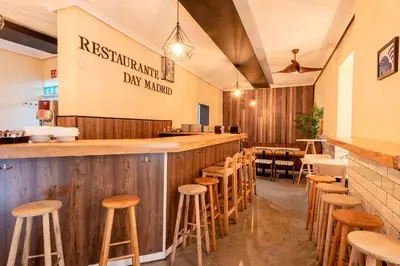 Un restaurante o sitio para comer en Apartamentos Day Madrid PUERTA DEL SOL
