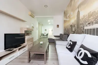 Una televisión o centro de entretenimiento en Apartamentos Day Madrid PUERTA DEL SOL