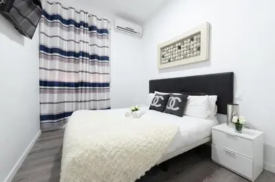 Cama o camas de una habitación en Apartamentos Day Madrid PUERTA DEL SOL