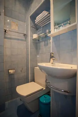 Un baño de AVA Rooms