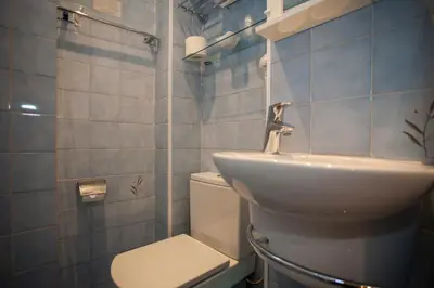 Un baño de AVA Rooms