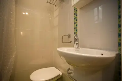 Un baño de AVA Rooms