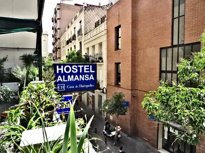 Edificio en el que se encuentra el hostal o pensión