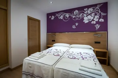 Cama o camas de una habitación en Hostal Carracedo