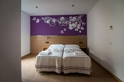 Cama o camas de una habitación en Hostal Carracedo