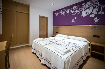 Cama o camas de una habitación en Hostal Carracedo