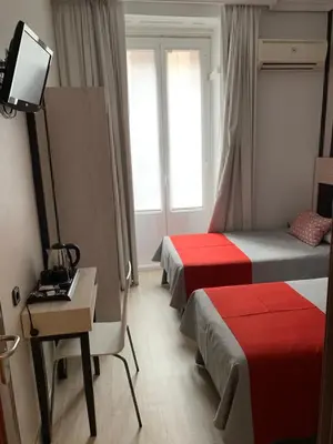 Cama o camas de una habitación en Hostal Castilla I Atocha
