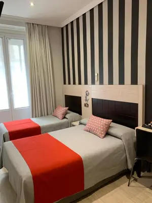 Cama o camas de una habitación en Hostal Castilla I Atocha