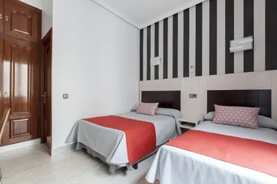 Cama o camas de una habitación en Hostal Castilla I Atocha