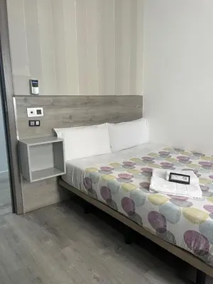 Cama o camas de una habitación en Hostal Abril Madrid